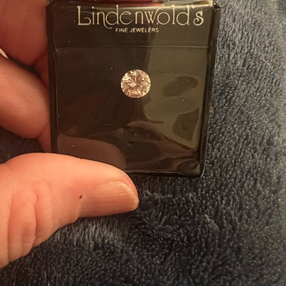 Lindenwold’s Fine Jewelers Simulated Loose CZ Diamond, new in package